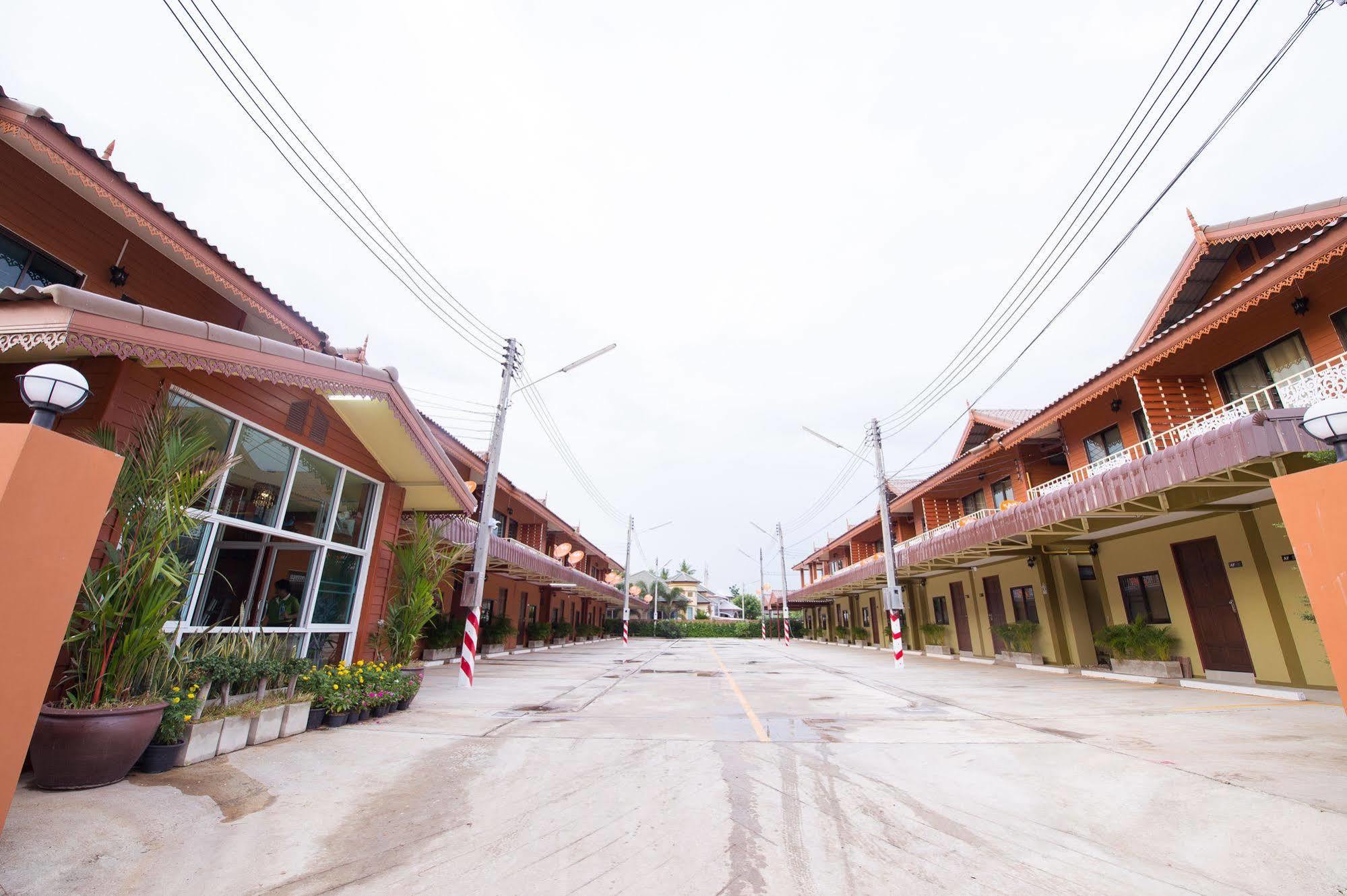 Sri Siam Resort Kanchanaburi City Exteriör bild